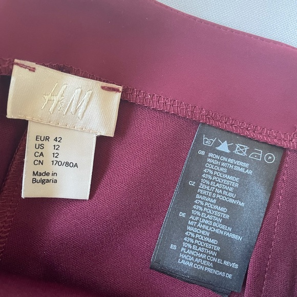 Adorable maroon high waisted shorts - Picture 3 of 4